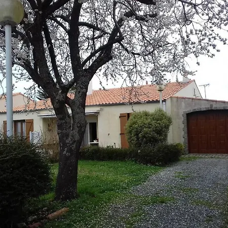 Holiday home Maison Avec Jardins A 5 Mn De La Gare De La Rochelle *