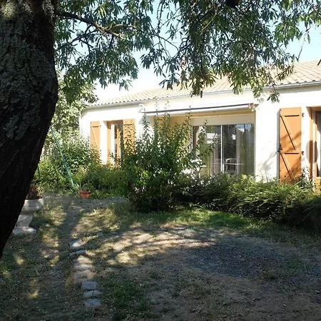 Holiday home Maison Avec Jardins A 5 Mn De La Gare De La Rochelle *